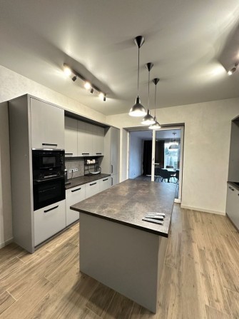 Аренда нового дома с подвалом и бассейном/ Совиньон - фото 1