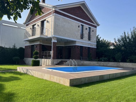 Сдам дом в Совиньоне с бассейном