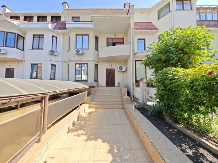 Дом 2 этажа, 250 кв.м., 3 спальня и студия, двор, мангал, терраса - фото 1