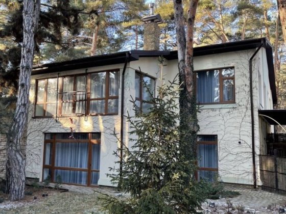 Дом в сосновом лесу