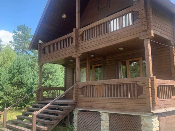 Дерев’яний будинок з панорамним видом на гори | автономне живлення