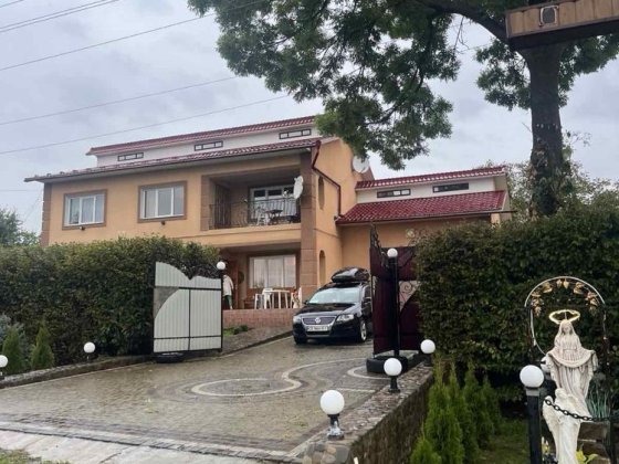 В передмісті м Косів здам довгостроково,! -продам будинок зручностями! Косів