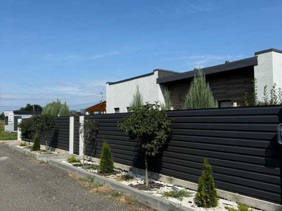 Здається будинок біля річки з ГЕНЕРАТОРОМ Зазим'я