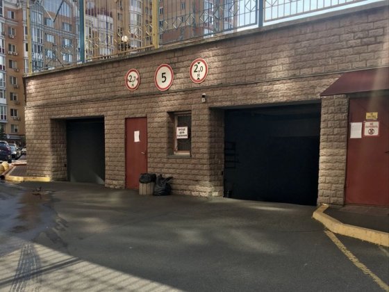 Паркомісце за адресою  Івасюка 8