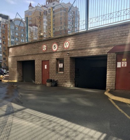 Паркомісце за адресою  Івасюка 8 - фото 1