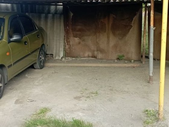 Крытое место на стоянке.