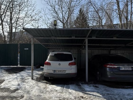 Місце під навісом /гараж/стоянка на молодіжному по Володимира Великого Кременчуг