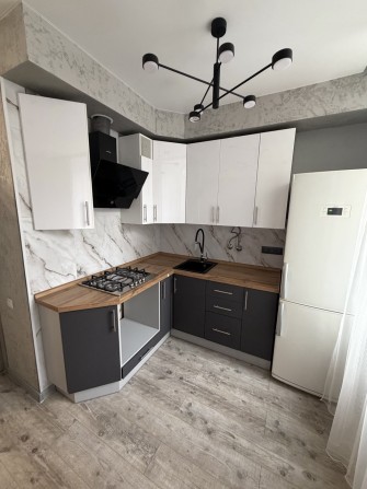 Продається 3-кімнатна квартира з дизайнерським ремонтом . Заводський район - фото 1