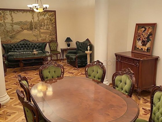 Пятикомнатная квартира в центре города.