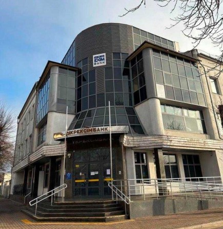Будівля банку з рухомим майном в м. Ізмаїл - фото 1