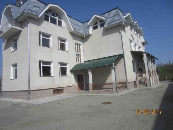 Продам триповерхову будівлю із земельною ділянкою. Кам'янець-Подільський