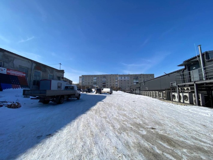 Продам комерційне приміщення з великою територією - фото 1