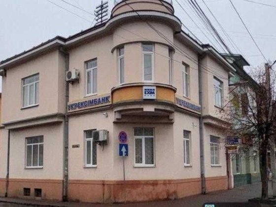 Будівля банку з рухомим майном в м. Мукачево Мукачево