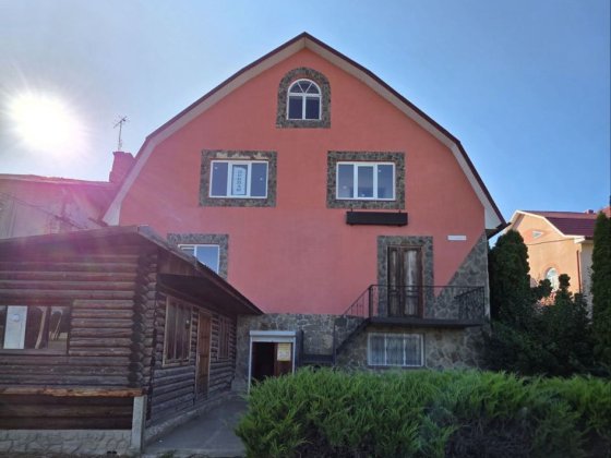 Комерція з житлом Хотин