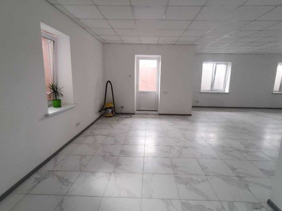 продаж крмерційного приміщення . напівцоколь з ремонтом Хмельницький