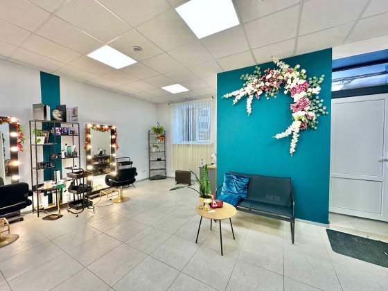 Приміщення з новим ремонтом, Високий цоколь, фактично перший поверх Буча