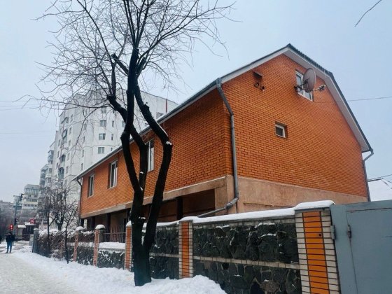 Фасадний будинок в місті  під бізнес Вишневе