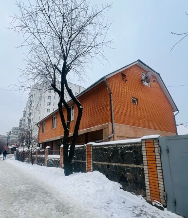 Фасадний будинок в місті  під бізнес - фото 1