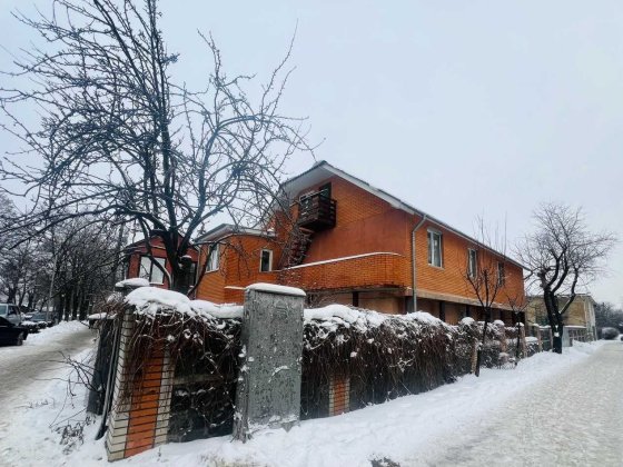 Будинок під комерцію Вишневе Вишневе