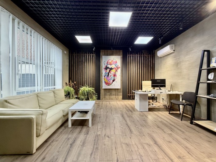 Фасадна будівля - офіс з ремонтом + ділянка у власності - фото 1