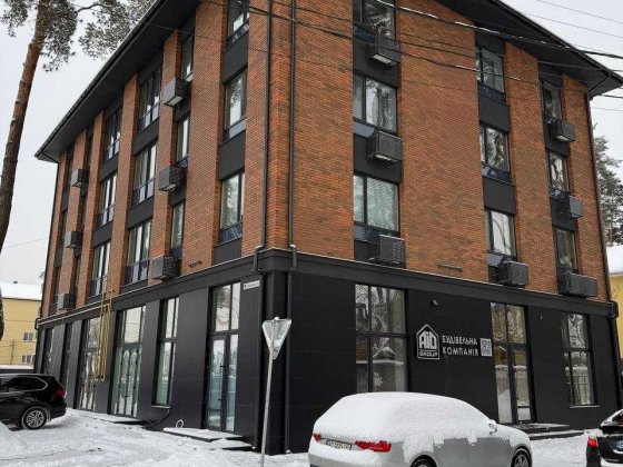 Фасадна комерція з вітражними вікнами, 25 м2, висока стеля-4,3 м Ирпень