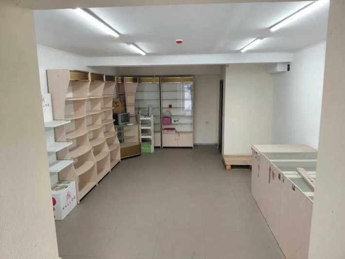 Продаж фасадного приміщення в районі Хоткевича (житловий будинок) - фото 1