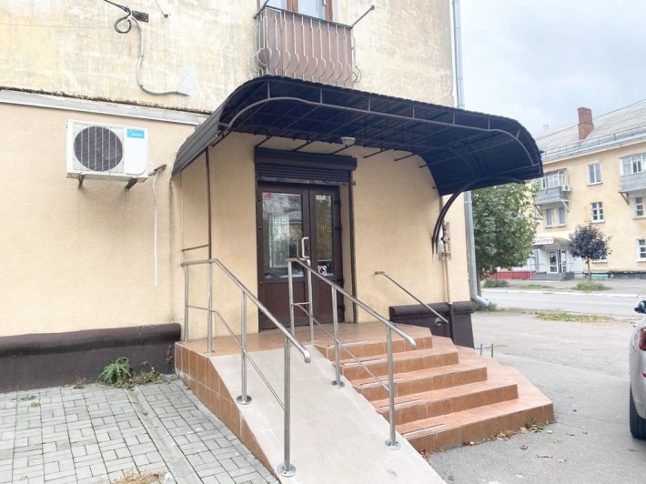 Продаж приміщення в Крюкові біля зупинки - фото 1