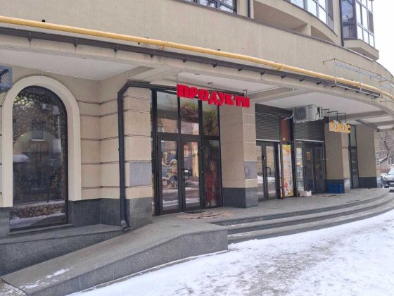 Продаю фасадне торгове приміщення в центрі.120м2. Мазепи 35. Івано-Франківськ