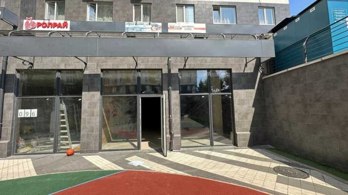 Продаж просторого приміщення в зданому ЖК - фото 1