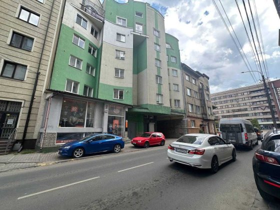 Комерційне приміщення з фасадним входом, центр Івано-Франківськ