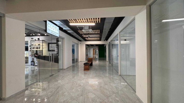 Продаж комерційного приміщення з ремонтом в ТРЦ - фото 1