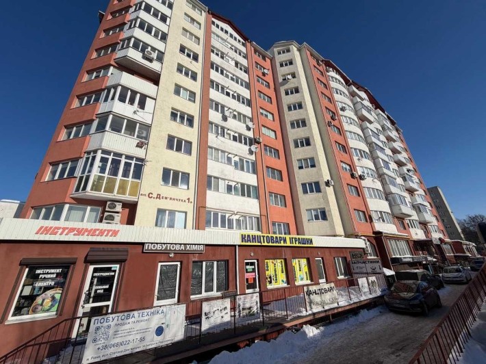 Продам фасадне комерційне приміщення на Дем'янчука 1А - фото 1