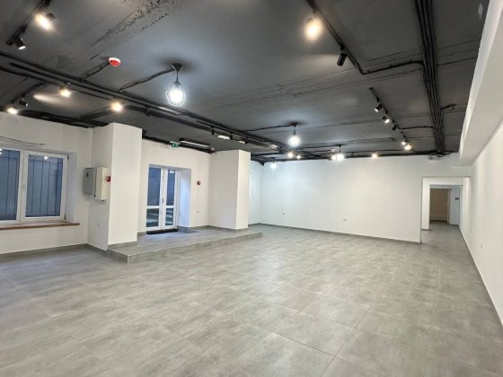 Центр міста! Фасадне приміщення біля АТБ - 131 м², вул. Мельника, 10 Івано-Франківськ