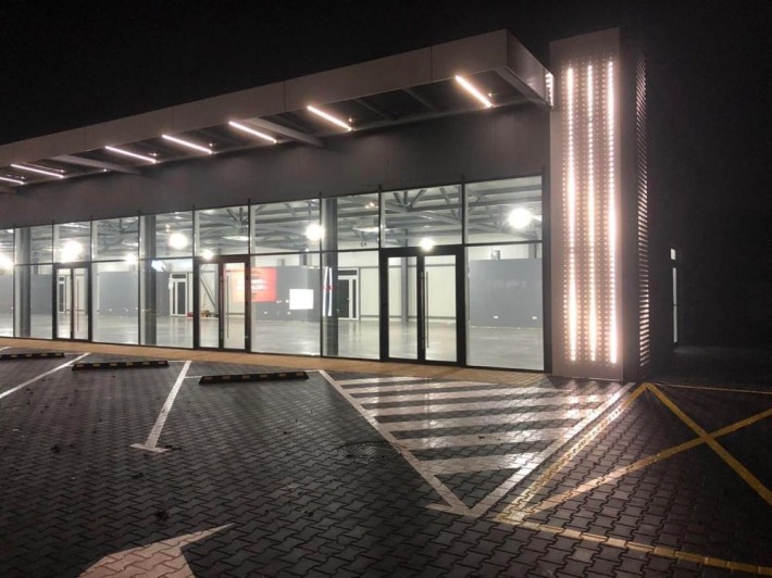 Продам комерційні приміщення. З приватною земельною ділянкою. - фото 1