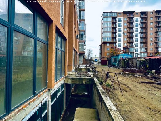 Продаж комерційного приміщення в новобудові по Руській Черновцы