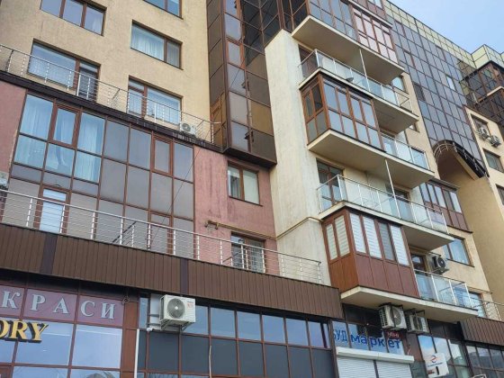 Продаж фасадного комерційного приміщення вільного планування Чернівці