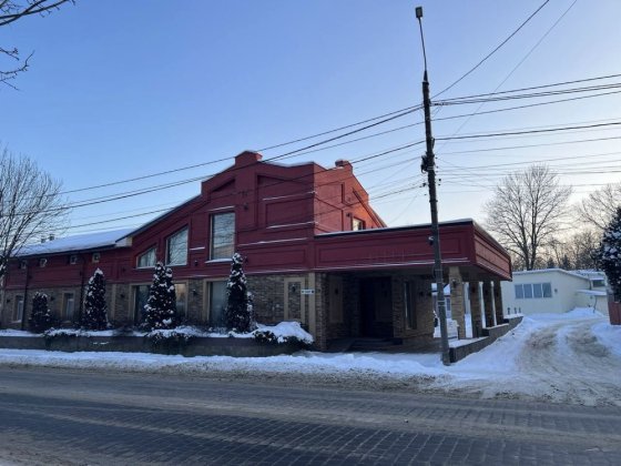 Продаж комерційної нерухомості  ресторану та земельної ділянки Чернівці