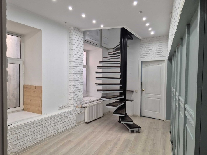 Продам приміщення 31,7 кв.м. в історичному центрі - фото 1