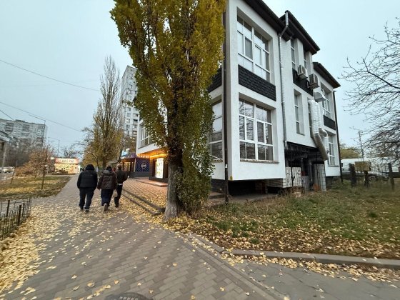 Продаж окремо стоячої будівлі з орендарем пр. Павла Тичини Киев