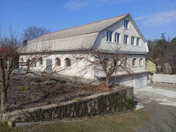 Продам окремо розташовану будівлю вільного призначення. Власник. Киев