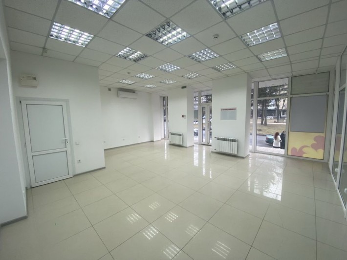 Продаж комерційного приміщення в р-ні Площі Перемоги. - фото 1