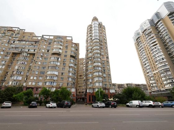 Продаж офісного приміщення з ремонтом 133 м²., метро Лівобережна 
Місц Киев