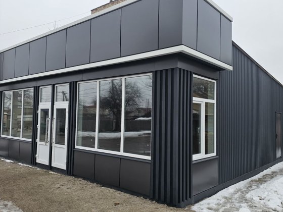 Продам  торгове приміщення Комарова з приватизованою ділянкою