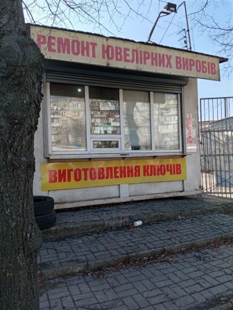 Продам ювелирный киоск  с оборудованием и изготовление ключей - фото 1