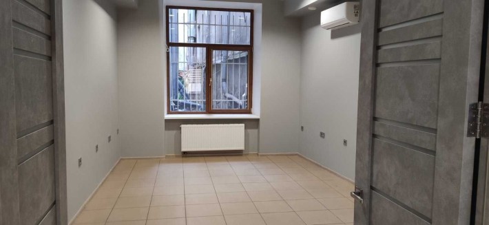 Продаж офісного приміщення в центрі на вул. Князя Романа - фото 1