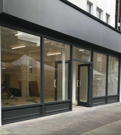 Трехстороннее фасадное помещение в топ-локации! - фото 1