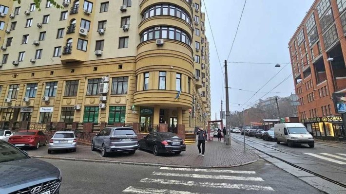 Окремий вхід 80 м2, Вітрини, 1-й поверх, Центр, - фото 1