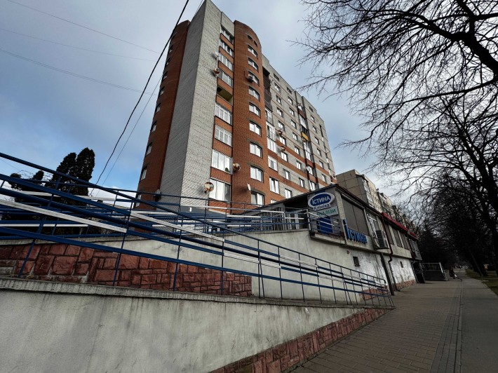 Продаж фасадного приміщення. вул. Наукова 12а. 262.5кв.м. 350 000$. - фото 1
