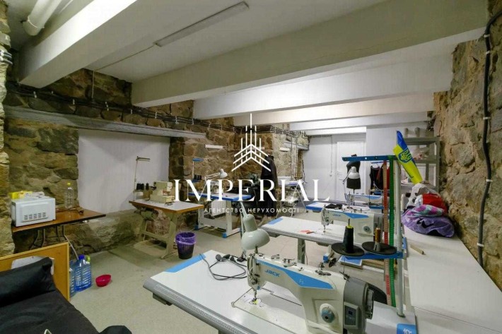 Продаж фасадного приміщення біля метро Політехнічний інститут - фото 1