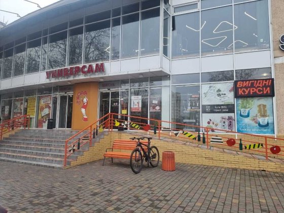 Большой супермаркет на Ак. Королева. Огромный трафик. Одеса